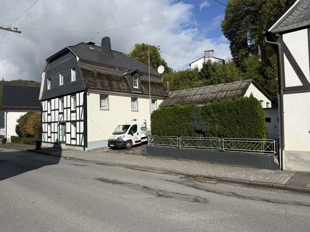 Einfamilienhaus mit Einliegerwohnung & großemNebengebäude in Kirchhundemer Ortsmitte in 57399 Kirchhundem von Hundem-Lenne-Immobilien GmbH
